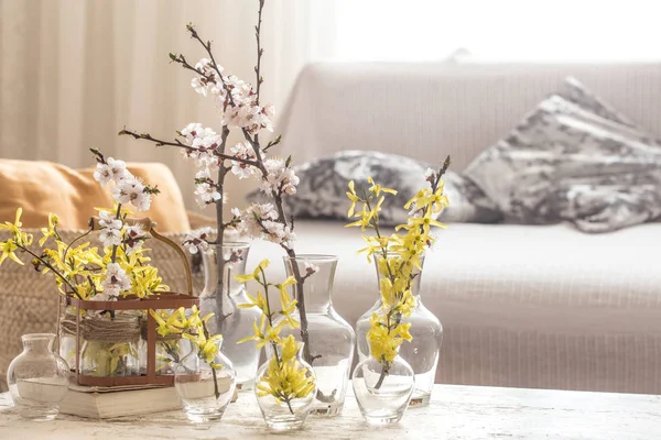 Bodegón con jarrones con flores de primavera en la sala de estar —  Fotos de Stock