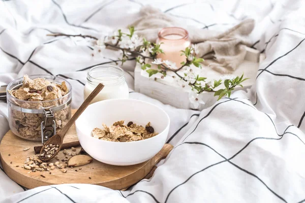 Натюрморт с красивым здоровым завтраком в постели — стоковое фото