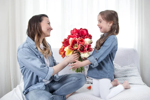 Ziua mamei. Fetița cu flori își felicită mama — Fotografie, imagine de stoc