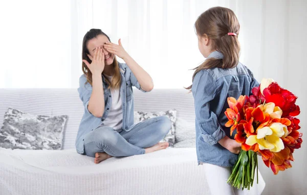Mother's day. Little daughter with flowers congratulates her mother — Stock Photo, Image