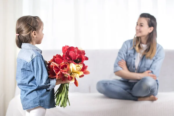 Mother's day. Little daughter with flowers congratulates her mother — Stock Photo, Image