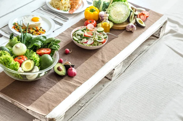 Comida saudável orgânica na mesa de jantar — Fotografia de Stock