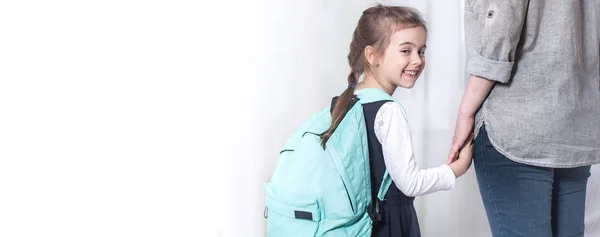 Parent and primary school student go hand in hand — Stock Photo, Image