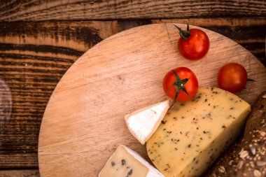 Ahşap plaka üzerinde peynir farklı kesme
