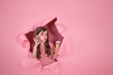 renkli arka plan üzerinde dondurma ile komik küçük kız