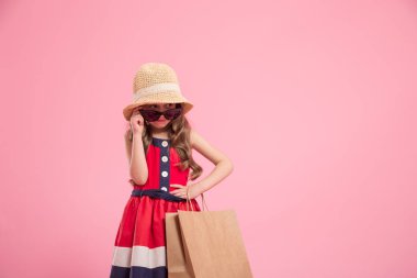 annemin ayakkabılarında renkli bir arka plan üzerinde küçük fashionista