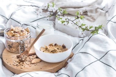 yatakta güzel bir sağlıklı Kahvaltı ile natürmort