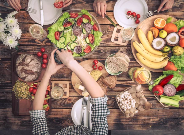 A desfrutar do jantar com amigos. Visão superior do grupo de pessoas que têm — Fotografia de Stock