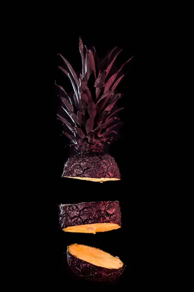 Plátky, černý řez ananas na černém pozadí izolované — Stock fotografie