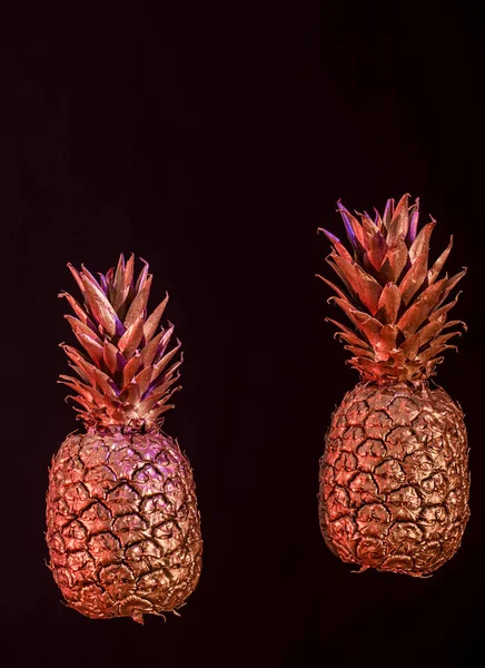 Zlaté ananas na černém pozadí izolované kreativní a umění — Stock fotografie