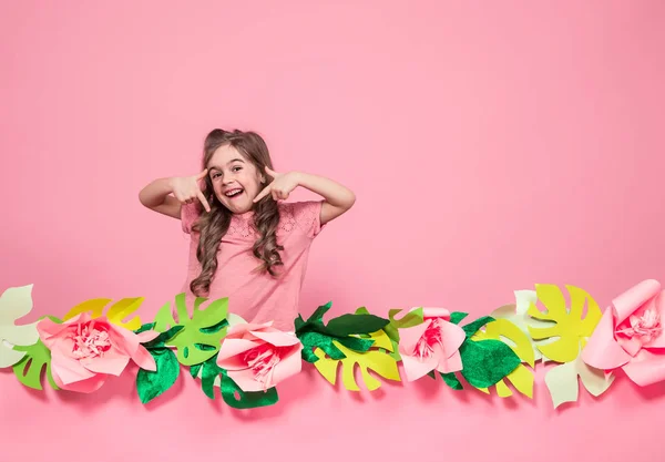 Портрет маленькой девочки на летнем розовом фоне — стоковое фото