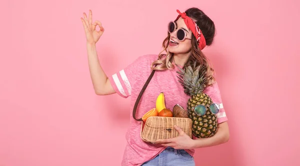 Портрет девушки со здоровой пищей, фруктами, на розовой заднице — стоковое фото