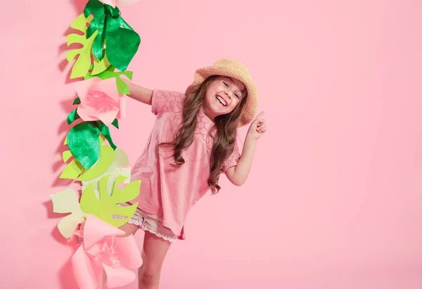 Маленькая милая девочка в летней шляпе на цветном фоне — стоковое фото