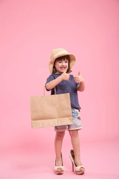 Забавная маленькая девочка модница в шкуре матери — стоковое фото