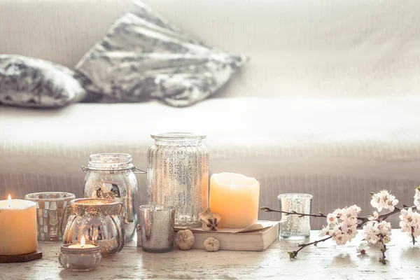 Casa ainda vida com velas e vaso na sala de estar — Fotografia de Stock