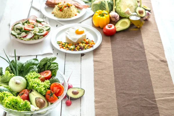 Comida saudável orgânica na mesa de jantar — Fotografia de Stock