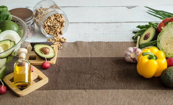 Zubereitung gesunder Lebensmittel aus Bioprodukten auf dem Tisch — Stockfoto