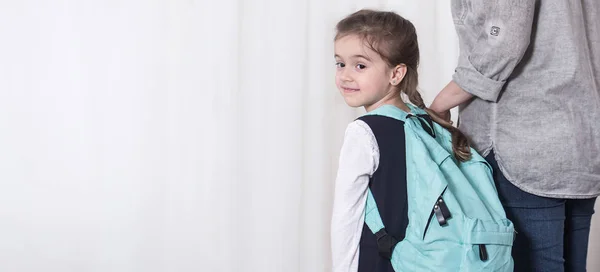 Padres y estudiantes de primaria van de la mano — Foto de Stock