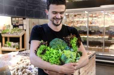 Marketten sebze alan genç adam.