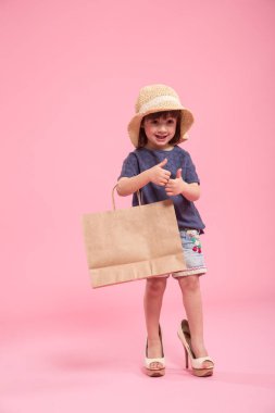 Komik küçük kız annenin ayakkabı bir fashionista olduğunu