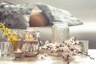 oturma odasında dekoratif nesnelerile natürmort çiçekleri