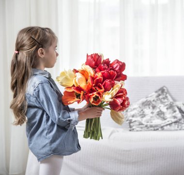 küçük kız Lale büyük bir buket