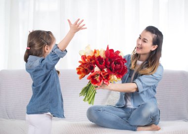 Anneler günü. Çiçekli küçük kızı mot'unu tebrik etti