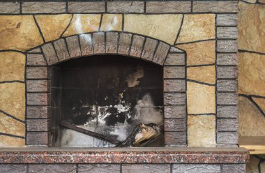 Ahşap firewo sonra kül kalıntıları ile Beton kirli şömine