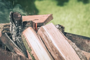 Ateş, ızgara veya barbekü piknik, duman ve f için ahşap katıştırma alevler