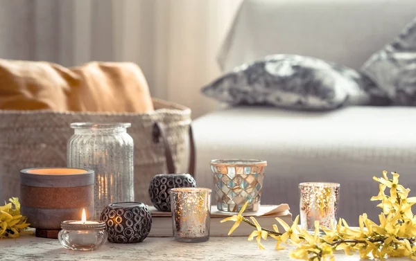 Still life flowers with decorative objects in the living room — Stock Photo, Image