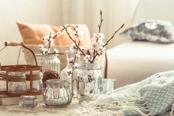 Natureza morta com vasos com flores de primavera na sala de estar — Fotografia de Stock