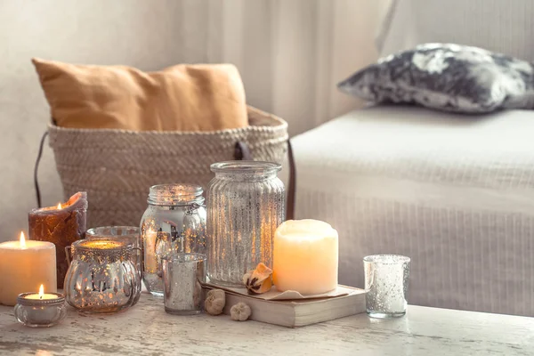 Домашний натюрморт со свечами и вазой в гостиной — стоковое фото