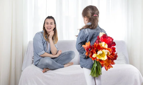 Mother's day. Little daughter with flowers congratulates her mot — Stock Photo, Image