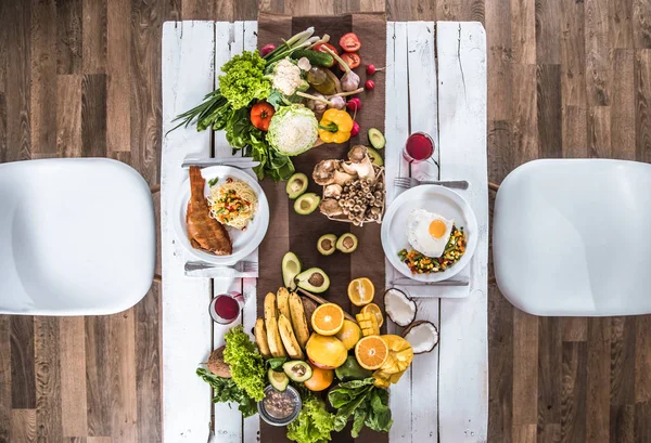 Lunch aan tafel met gezond biologisch eten. Top View — Stockfoto