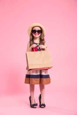 annemin ayakkabılarında renkli bir arka plan üzerinde küçük fashionista