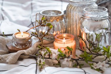 Yatakta farklı mumlar ile rahat natürmort