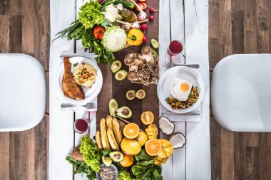 Sağlıklı organik gıda ile masada Öğle yemeği . Üstte görüntü