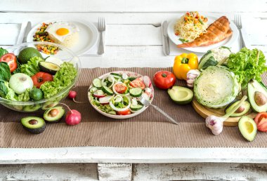 Yemek masasında organik sağlıklı gıda