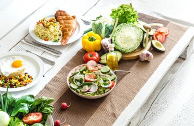 Yemek masasında organik sağlıklı gıda