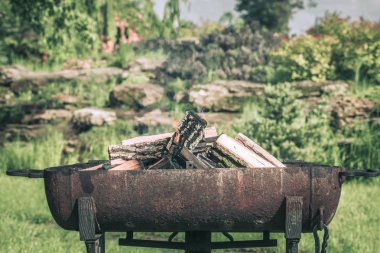 Yangın, ızgara veya Barbekü piknik, duman ve yakacak odun açık ahşap kor alevlerden