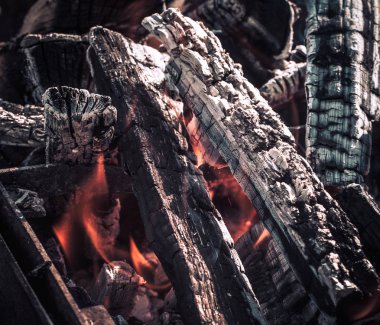 Yangın, ızgara veya Barbekü piknik, duman ve yakacak odun açık ahşap kor alevlerden