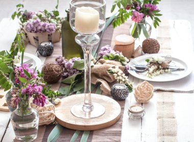 Modern çatal-bıçak, yay, cam, mum ve hediye ile tatil-düğün veya Sevgililer günü için güzel zarif dekore edilmiş tablo