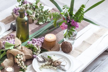 Modern çatal-bıçak, yay, cam, mum ve hediye ile tatil-düğün veya Sevgililer günü için güzel zarif dekore edilmiş tablo