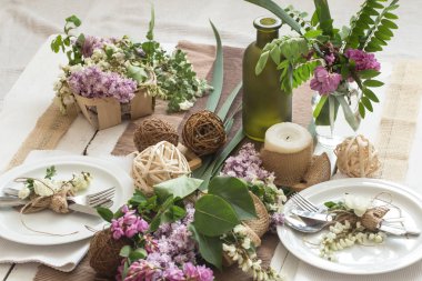 Modern çatal-bıçak, yay, cam, mum ve hediye ile tatil-düğün veya Sevgililer günü için güzel zarif dekore edilmiş tablo