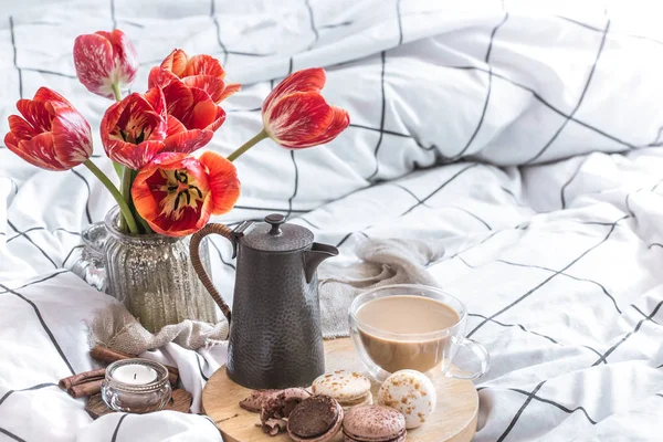Ζωντανή ζωή άνετο πρωινό με καφέ και λουλούδια στο υπνοδωμάτιο — Φωτογραφία Αρχείου