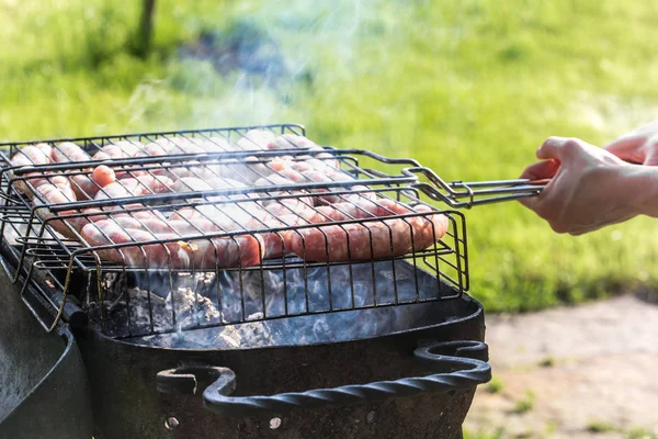 Amis faisant barbecue et déjeuner dans la nature. — Photo