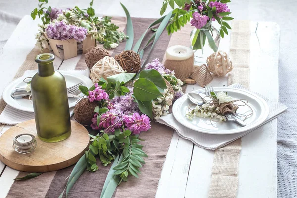 Modern çatal-bıçak, yay, cam, mum ve hediye ile tatil-düğün veya Sevgililer günü için güzel zarif dekore edilmiş tablo