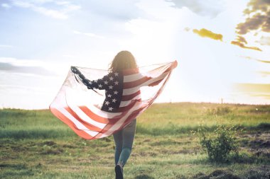 Koşma ve atlama ile Kollarını açarak ove kaygısız mutlu kız