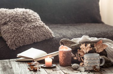 Yatakta natürmort sahnesinde rahat sonbahar sabah kahvaltısı. Buharda 