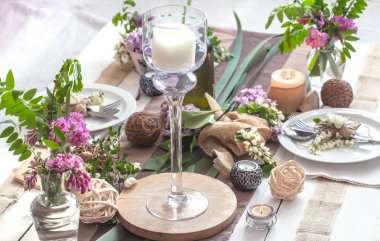 Tatil için güzel zarif dekore edilmiş masa - düğün veya val